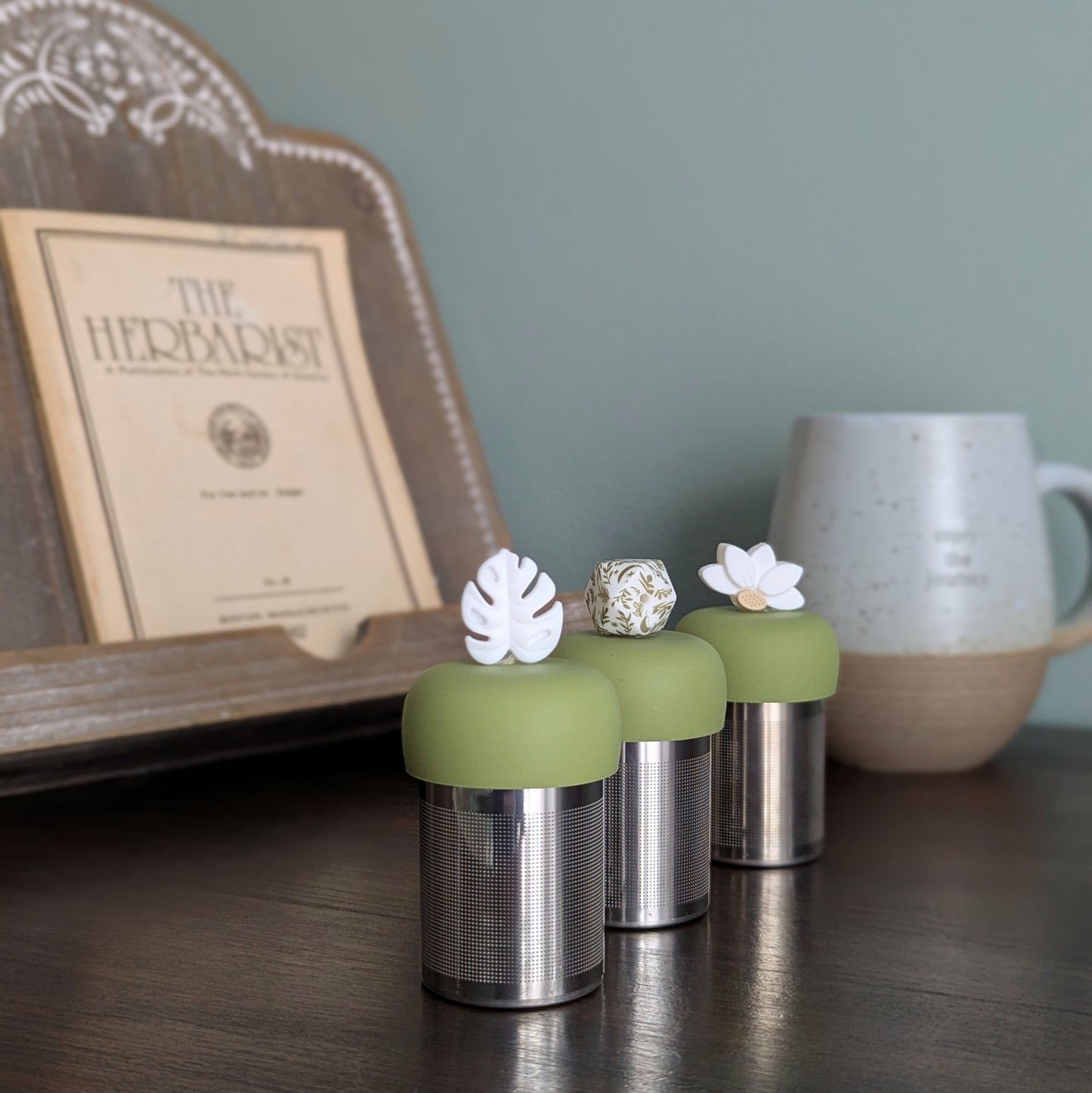 White Monstera Leaf Floating Tea Steeper I Green Base