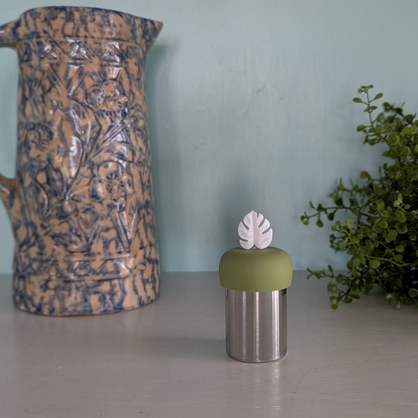 White Monstera Leaf Floating Tea Steeper I Green Base